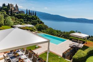 een luchtzicht op een villa met een zwembad bij Le Selve Lake View Villas in Toscolano Maderno