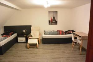 a bedroom with a bed and a desk and a desk at Ferienwohnung "Kastanie" mitten im Herzen von Bayreuth,Zentrum nur 1 Min in Bayreuth
