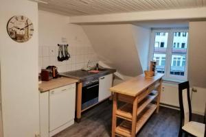 a small kitchen with a sink and a stove at Ferienwohnung "Kastanie" mitten im Herzen von Bayreuth,Zentrum nur 1 Min in Bayreuth