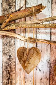 un corazón de madera colgado en una pared de madera en Abacard Home Chambre d'Hôtes adult only, en Roquemaure