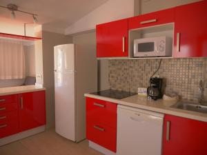 Kuchyňa alebo kuchynka v ubytovaní Apartments Kione Playa Romana Park