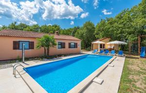 Bazén v ubytování Holiday Home Fragola nebo v jeho okolí