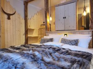 1 dormitorio con 1 cama grande y espejo grande en WLodgeOne en Braunlage