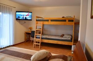 Camera con 2 letti a castello e una TV di Ozalj , Karlovačka Županija ,Cijela kuća za odmor Lucija a Ozalj