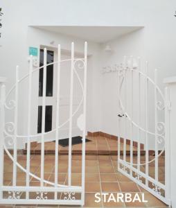 una camera con un letto bianco di Starbal a Es Castell