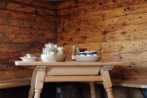 una mesa de madera con dos cuencos encima en Ferienwohnung Sonnenblume Nusserhof en Avelengo