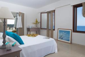 Postel nebo postele na pokoji v ubytování Armonia Seaside Villas