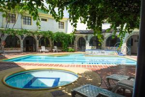 庫庫塔的住宿－Hotel Chucarima，一座建筑物中央的游泳池
