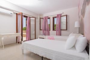 Postel nebo postele na pokoji v ubytování Armonia Seaside Villas