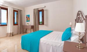 Postel nebo postele na pokoji v ubytování Armonia Seaside Villas