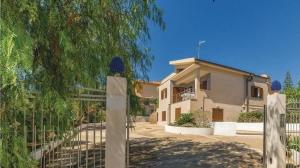 ein Haus mit einem Zaun davor in der Unterkunft Casa Yucca Sciacca in Sciacca