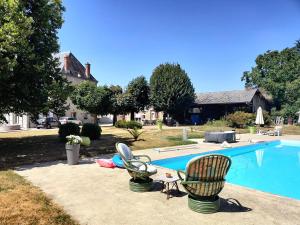 Bazén v ubytování Domaine de la Caure nebo v jeho okolí