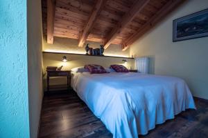 Rúm í herbergi á Rifugio Lilla