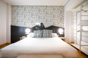 سرير أو أسرّة في غرفة في Hotel Urdanibia Park