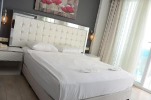 
Een bed of bedden in een kamer bij Le Bleu Hotel & Resort Kusadasi - Ultra All Inclusive
