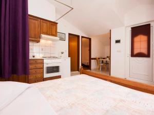 ロゴズニッツァにあるApartments Škarpa 1601のキッチン(大型ベッド1台付)
