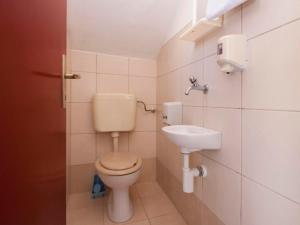 ロゴズニッツァにあるApartments Škarpa 1601のトイレと洗面台のある小さなバスルーム