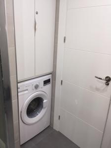 - un lave-linge et un sèche-linge dans une petite pièce dans l'établissement VERDEMAR 39 MENYBER, à Nerja