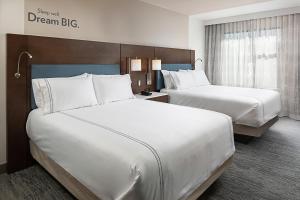 Postel nebo postele na pokoji v ubytování EVEN Hotels - Shenandoah - The Woodlands by IHG