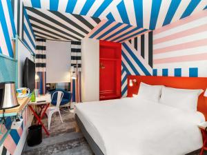 Ένα ή περισσότερα κρεβάτια σε δωμάτιο στο ibis Styles Warszawa Centrum