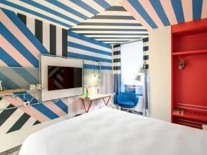 Łóżko lub łóżka w pokoju w obiekcie ibis Styles Warszawa Centrum