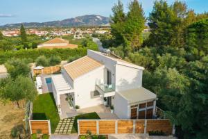 een luchtzicht op een wit huis met bomen bij Villa MANDI & JANI by "elite" in Laganas