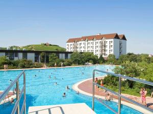 Bazén v ubytování Mercure Hotel Bad Duerkheim An Den Salinen nebo v jeho okolí
