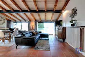 uma sala de estar com um sofá e uma mesa em DesenzanoLoft: Swarovski em Desenzano del Garda