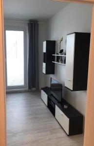 ein Wohnzimmer mit einem TV an der Wand in der Unterkunft Mountain View Apartment in Štôla