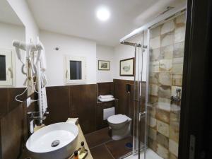 A bathroom at questo rinascimento CASA NEWMAN Még 35 kép