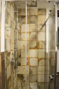 A bathroom at questo rinascimento CASA NEWMAN