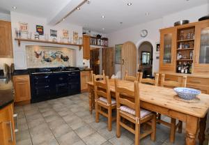 Η κουζίνα ή μικρή κουζίνα στο The Limes Country House with Heated Pool & Hot Tub