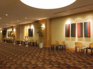 a waiting room with tables and chairs in a building at Shibuya Excel Hotel Tokyu in Tokyo