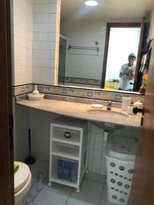 Et badeværelse på MARUPIARA SUITES- FLAT MURO ALTO