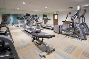 um ginásio com várias passadeiras e máquinas de cardio em Holiday Inn Indianapolis - Airport Area N, an IHG Hotel em Indianápolis