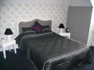 グイネスにあるChateau de la Garenneのベッドルーム1室(大型ベッド1台、白いテーブル2台付)