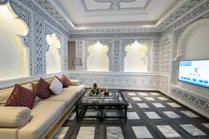 TV a/nebo společenská místnost v ubytování Bayat Hotel