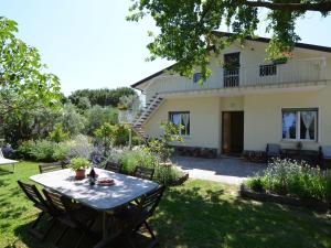 stół w ogrodzie domu w obiekcie Apartment in Gatteo near Adriatic Beach w mieście Gatteo a Mare
