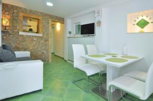 TV a/nebo společenská místnost v ubytování Apartments Tojčić