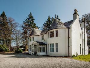 a large white house with a driveway at Drumdevan Country House, Inverness in Inverness