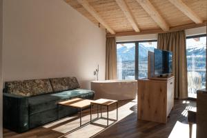 TV a/nebo společenská místnost v ubytování Ursprung Panorama Hotel Königsleiten