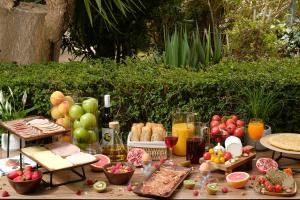 einen Tisch mit vielen Speisen und Getränken in der Unterkunft Hotel Tolosa in Salou