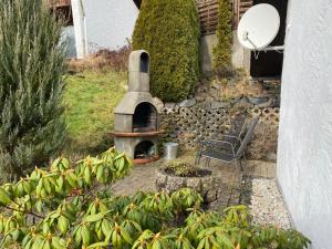 - un jardin avec un four extérieur dans la cour dans l'établissement Ferienhaus Jüngling, à Wimbach