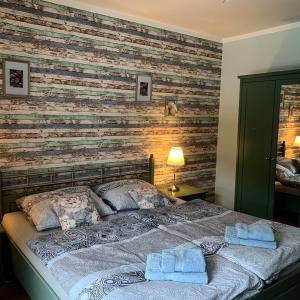 Postel nebo postele na pokoji v ubytování Apartmán Jáchymov + 7 fotografií