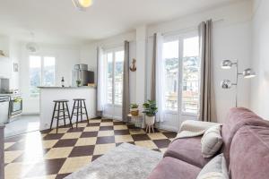 een woonkamer met een bank en een keuken bij FEEL HOME - DE GAULLE - Villefranche-sur-Mer in Villefranche-sur-Mer