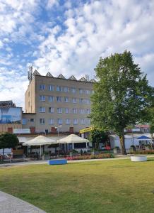 un gran edificio con un parque enfrente en Posejdon en Międzyzdroje