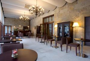 ein Restaurant mit Tischen und Stühlen und einer Bar in der Unterkunft Hotel Pazo de Lestrove by Pousadas de Compostela in Padrón