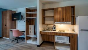 uma cozinha com um lavatório e um frigorífico em Uptown Suites Extended Stay Miami FL – Homestead em Homestead