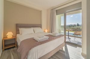 A bed or beds in a room at CARLOS MANSION LUXURY SUITES Még 37 kép