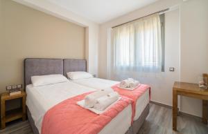 Postel nebo postele na pokoji v ubytování CARLOS MANSION LUXURY SUITES